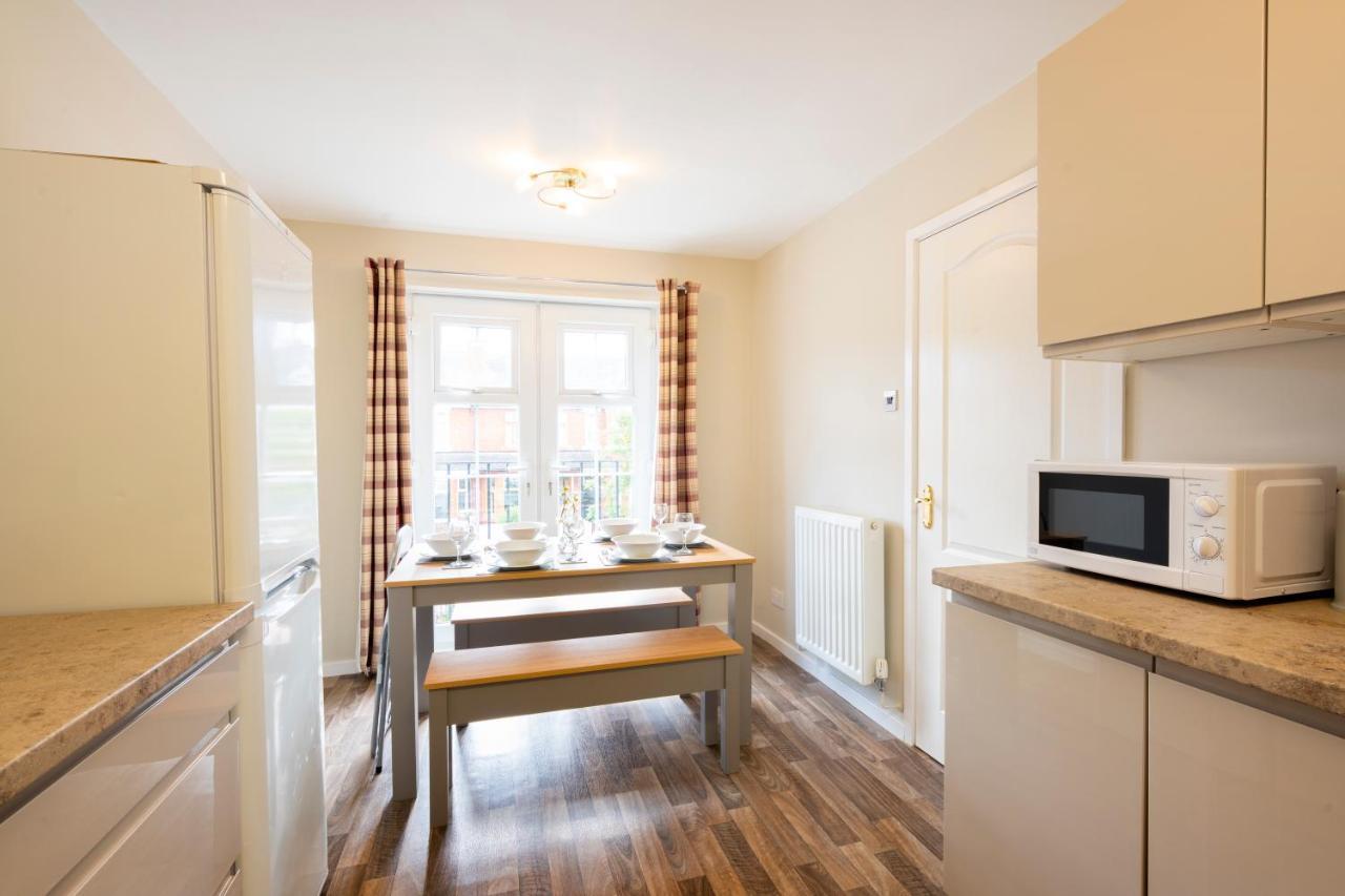 Bright & Modern 4 Bedroom Townhouse Stafford Dış mekan fotoğraf